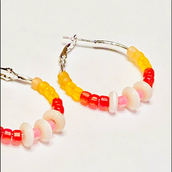 BOMBSHELL ON THE BEACH 30mm Beaded Hoop Earrings - Picture 6 of 7